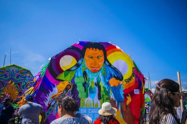 Renkli bir uçurtma ve Maya ile insan.