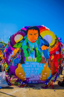 Canlı renklerle çizilmiş insan figürlü fıçı