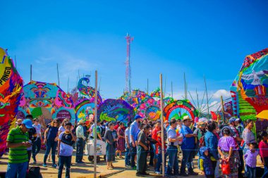 Güzel uçurtma manzarası. Ziyaret eden insanlar.
