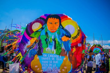 Renkli insan figürlü güzel uçurtma