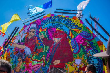 Adam mavi arka planlı renkli fıçıya çizilmiş.