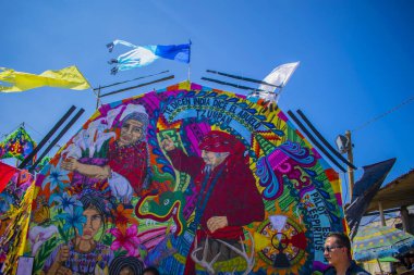 Güzel uçurtma, insan figürleri çizilmiş.