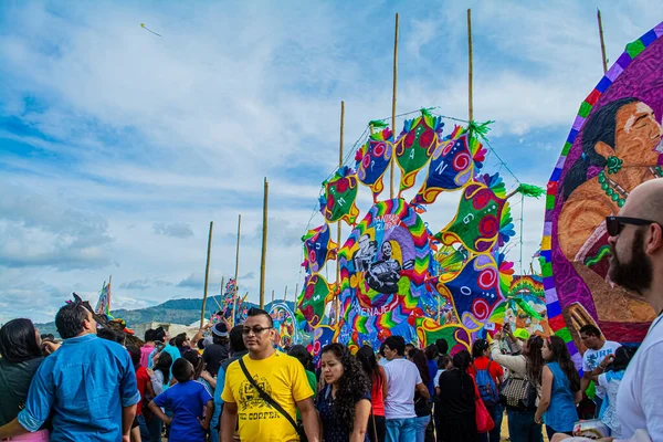 İnsanlar tipik Maya renkleri, sumpango, sakatepesquez, guatemala, 1 Kasım 2018 kağıt sanat varillerini ziyaret ediyorlar.