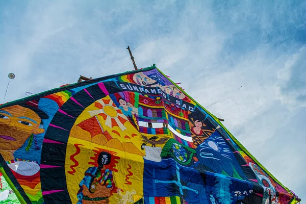 Maya figürlü uçurtma ve tipik renkler, sumpango, sakatepesquez, guatemala, 1 Kasım 2018