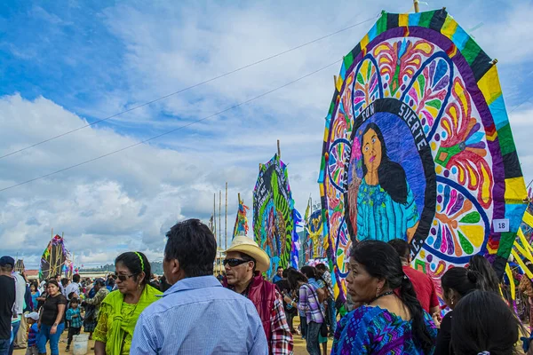 İnsanlar varil fuarına kız kardeş figürleriyle, sumpango, sakatepesquez, guatemala, 1 Kasım 2018