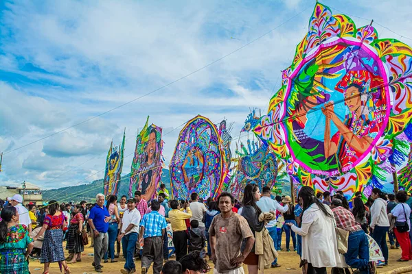 Çin büyük kağıt uçurtması festivali ve tipik renklerde Sacatepesquez, Guatemala, 1 Kasım 2018