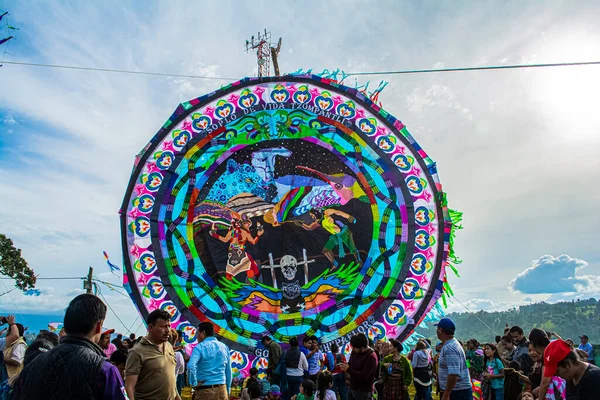 Maya figürlü büyük kağıt fıçı ve Azuyles renkleri ziyaret eden insanlar, sakatepesquez, guatemala, 1 Kasım 2018