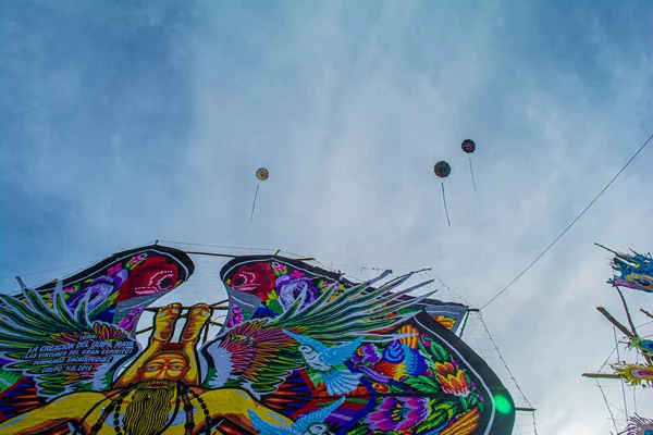 1 Kasım 2018, Sacatepesquez, Guatemala, gökyüzünde uçan küçük varillerin olduğu büyük fıçılar.