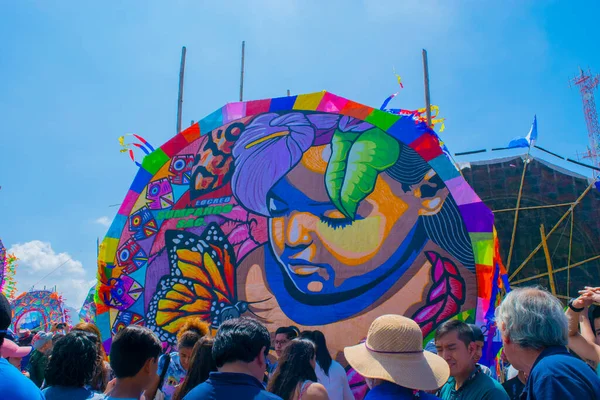 Mavi gökyüzü ile çizilmiş çocuk figürlü uçurtma