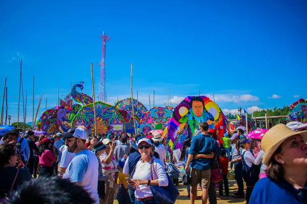 Hermosa Feria Cometas Colores Con Gente Cielo Azul —  Fotos de Stock