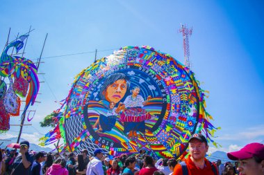 Çin 'den gelen dev kağıt uçurtma ve yerli kadın figürleri.