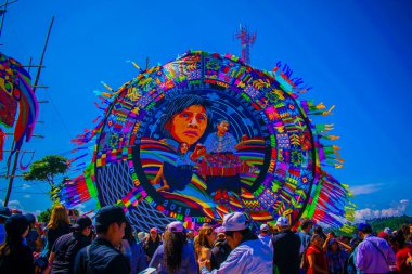 Mayalı yerli kadın figürleriyle dolu dev kağıt uçurtma