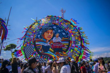 Maya figürlü güzel uçurtma ve mavi arka planlı kadınlar