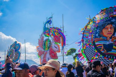 Güzel mavi gökyüzü olan şık bir hindi uçurtması