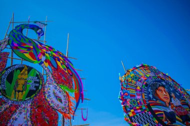 Maya figürleri ve şekilleriyle büyük renkli uçurtma