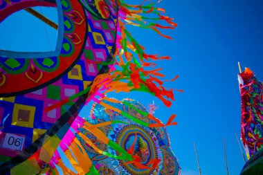 Güzel renkli uçurtma kanatları mavi arkaplanlı