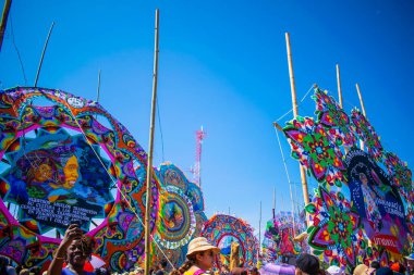  Masmavi gökyüzü ile Sumpango 'da renkli uçurtma