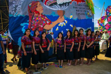 Sırt uçurtması olan tipik renkli takım elbiseli kadınlar.