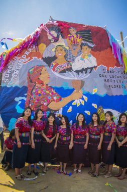 Renkli fıçıları olan tipik takım elbiseli kadınlar.