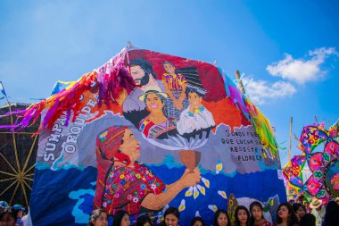 Kağıt kaplı mavi arka planlı büyük renkli fıçı