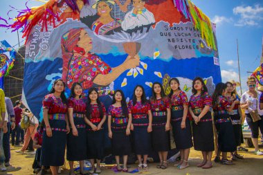 Maya renginde tipik bir kostümü olan güzel kadınlar