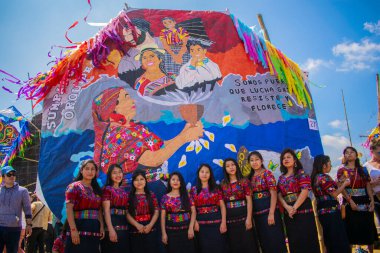 Yerli kadınlarla güzel renkli büyük uçurtma