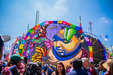 çocuk figürlü renkli uçurtma