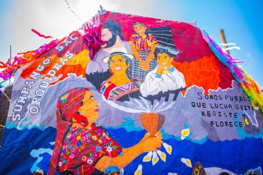 Çin kağıdından yapılmış insan figürleriyle uçurtma