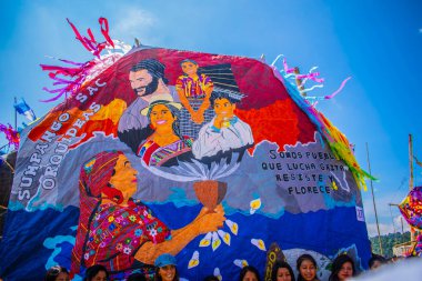 Mavi gökyüzü ile porselen kağıttan yapılmış büyük renkli uçurtma