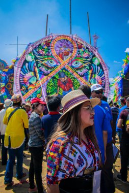 İnsanlar güzel renkli Çin kağıt uçurtmalarını ziyaret ediyor.