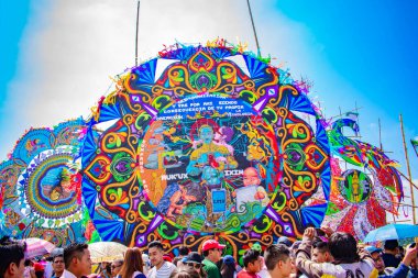 Sumpango 'daki Çin' den büyük bir kağıt fıçısı.