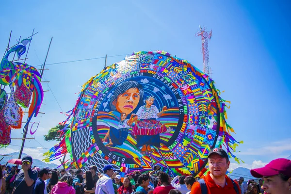 Çin 'den gelen dev kağıt uçurtma ve yerli kadın figürleri.