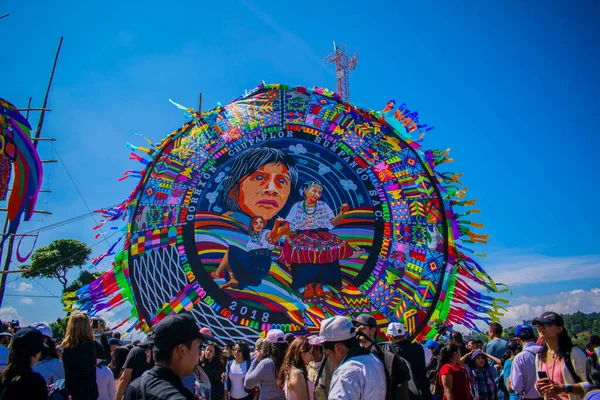 Maya figürlü güzel uçurtma ve mavi arka planlı kadınlar