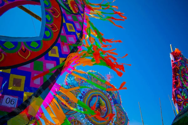 Güzel renkli uçurtma kanatları mavi arkaplanlı