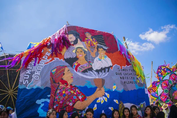 Kağıt kaplı mavi arka planlı büyük renkli fıçı