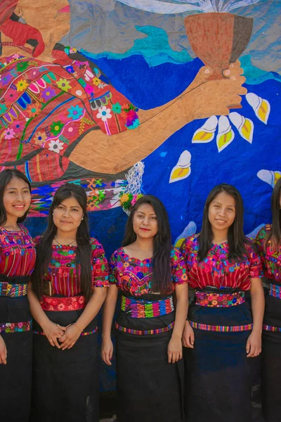 Mujeres Indígenas Con Típico Vestido Colorido — Foto de Stock