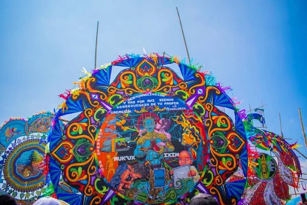 Güzel Maya renkli uçurtması kabile figürleriyle