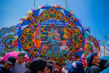 Sumpango festivalinde renkli çiçekler ve kabile figürleri