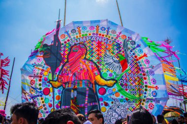 Yerli bir kadın, renkli bir kabile fıçısının içinde.