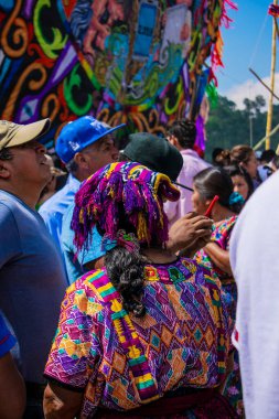 Maya yerlileri büyük uçurtmaları ziyaret ediyor.