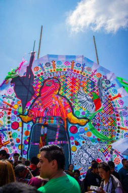 Güzel büyük renkli uçurtma ve yerli bir kadın.