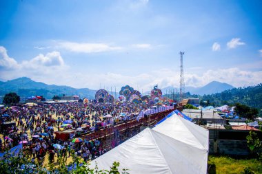 Güzel mavi renkli uçurtmalı uçurtma