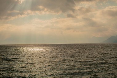 Gri bulutlu güzel göl. Gün batımı manzarası.