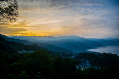 Güzel gün doğumu sarı bulutlar manzarası