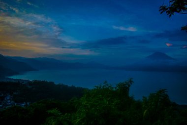 Güneşten parlayan güzel gün doğumu manzarası