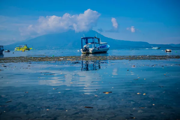 Лодка Озере Голубыми Цветами Облаками — стоковое фото