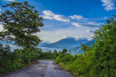 Güzel bir geçmişi olan Atitlan Gölü 'ne giden yol.