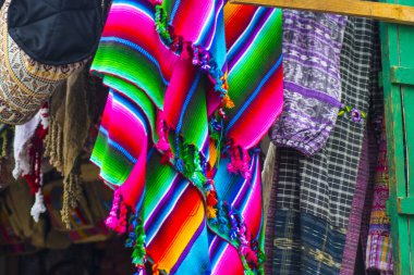 Panajachel 'de satılık güzel renklerin tipik kumaşı