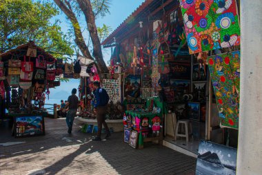 Büyük ağaçlarla satılık güzel Maya nesneleri