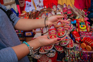 Panajachel 'de tipik sandaletli eller